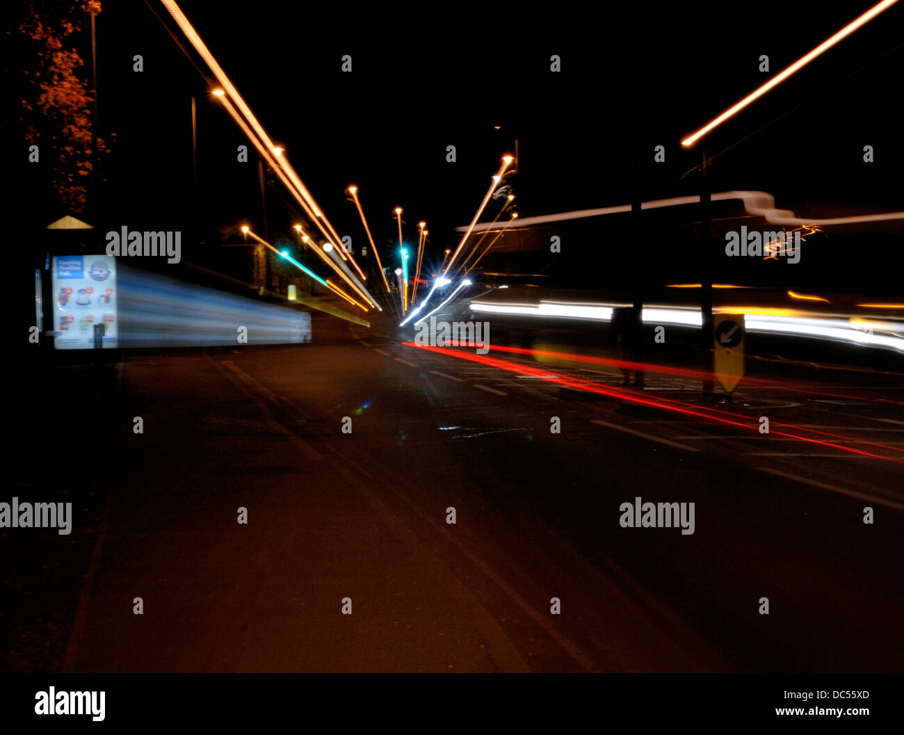 Straßenfotografie mit langsamen Verschlusszeiten bei schlechten Lichtverhältnissen Stockfoto