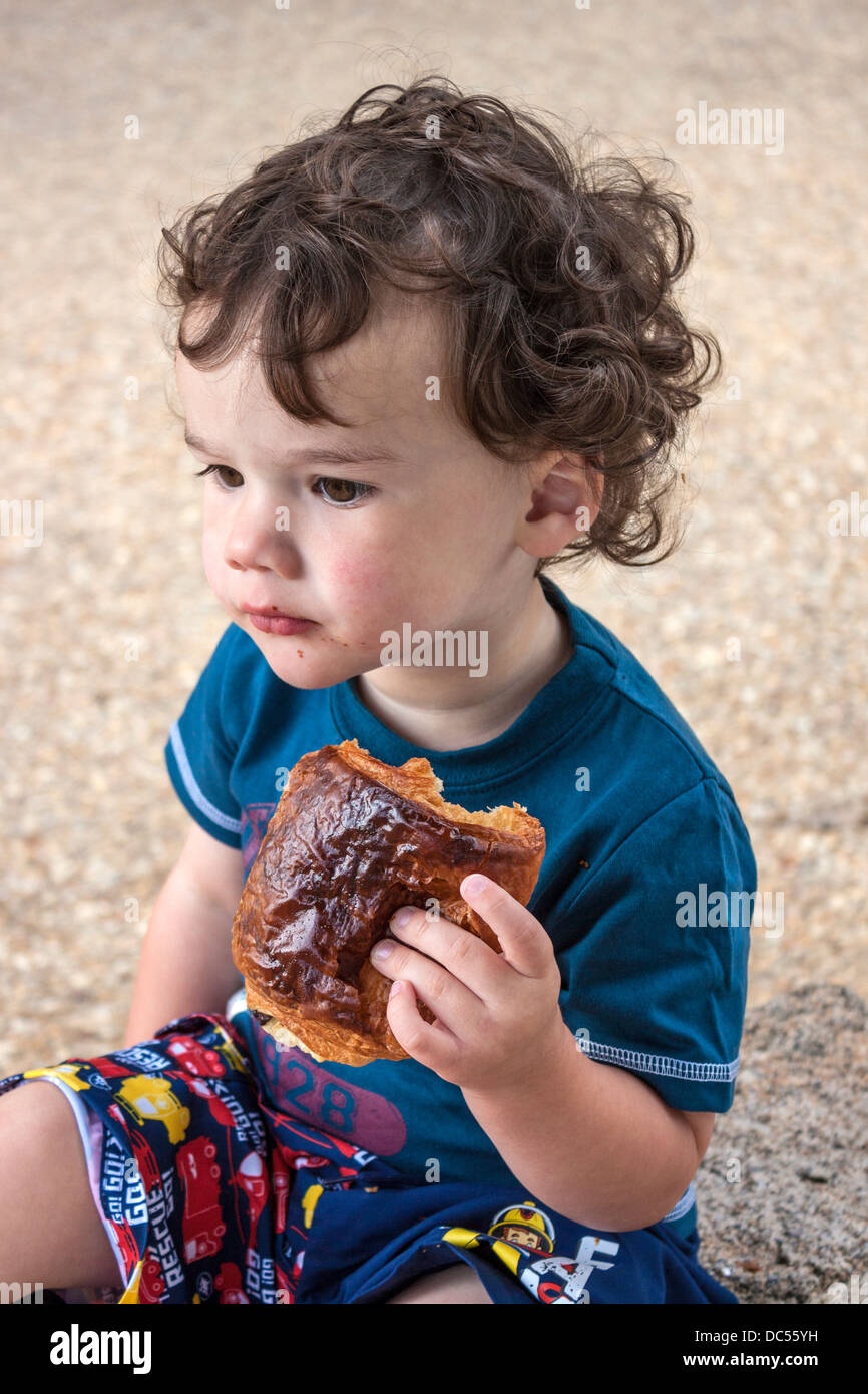 Kleinkind Ernährung Pain au chocolat Stockfoto