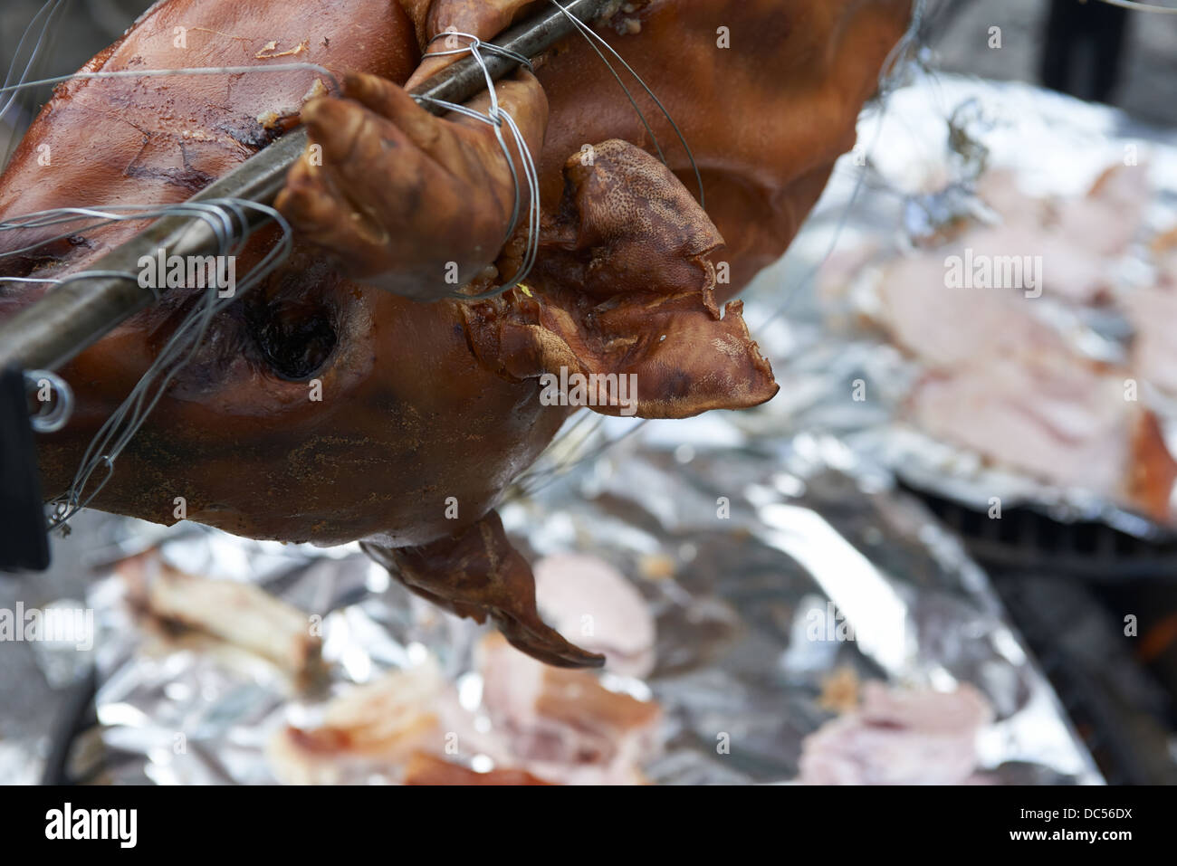 Gegrillten Schwein am Spieß über dem grill Stockfoto