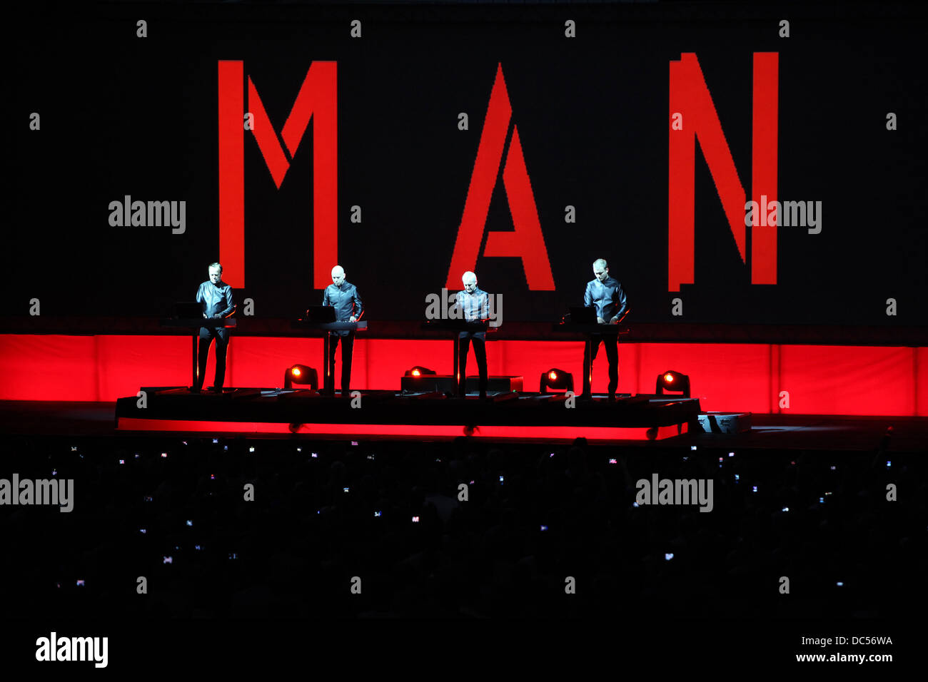 Manchester International Festival Konzert auf der Radrennbahn. Kraftwerk auf der Bühne.  07.02.09 Stockfoto