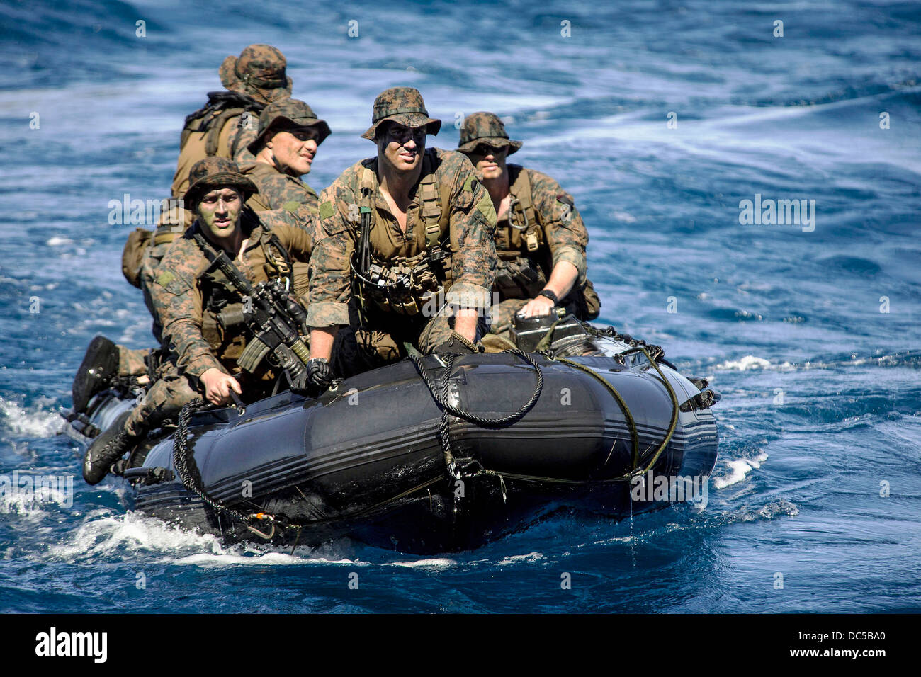 US-Marines Ansatz gut Deck amphibischer Angriff Schiff USS Bonhomme Richard eine Bekämpfung Gummi überfallen Handwerk nach einem simulierten Boot Angriff 8. August 2013 in der Coral Sea. Stockfoto