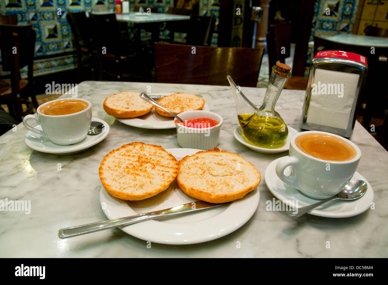 Spanische Frühstück: Toast mit Olivenöl und Tassen Kaffee. Spanien. Stockfoto