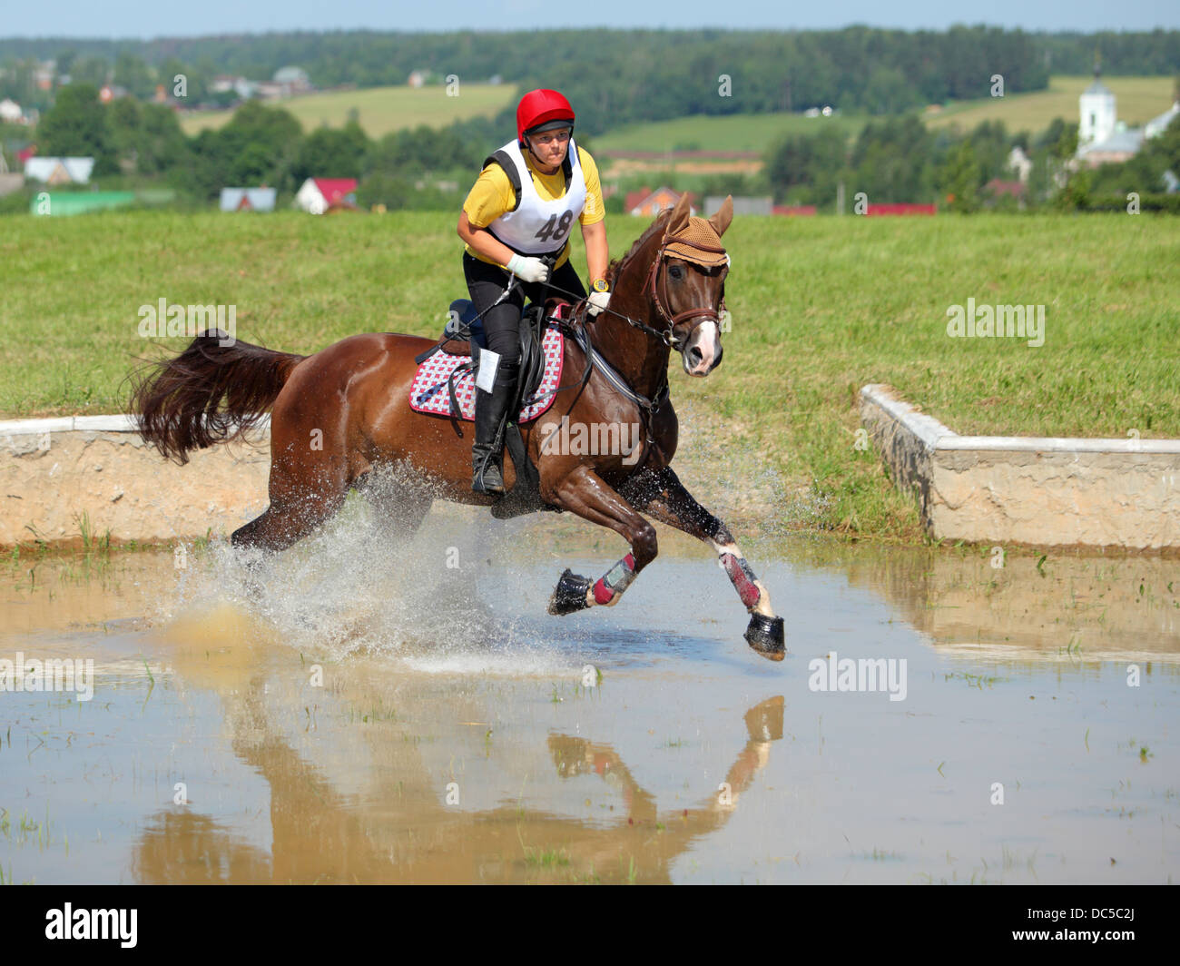Event-Pferd und Reiter vor cross Country-Wettbewerb Stockfoto