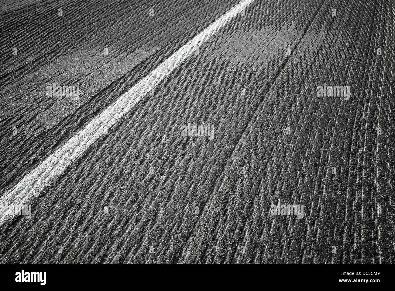 Wellpappe Asphaltstraße mit weißen Linienmarkierung Stockfoto