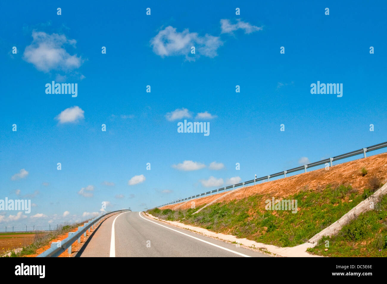 Seite Straße und blauer Himmel. Stockfoto