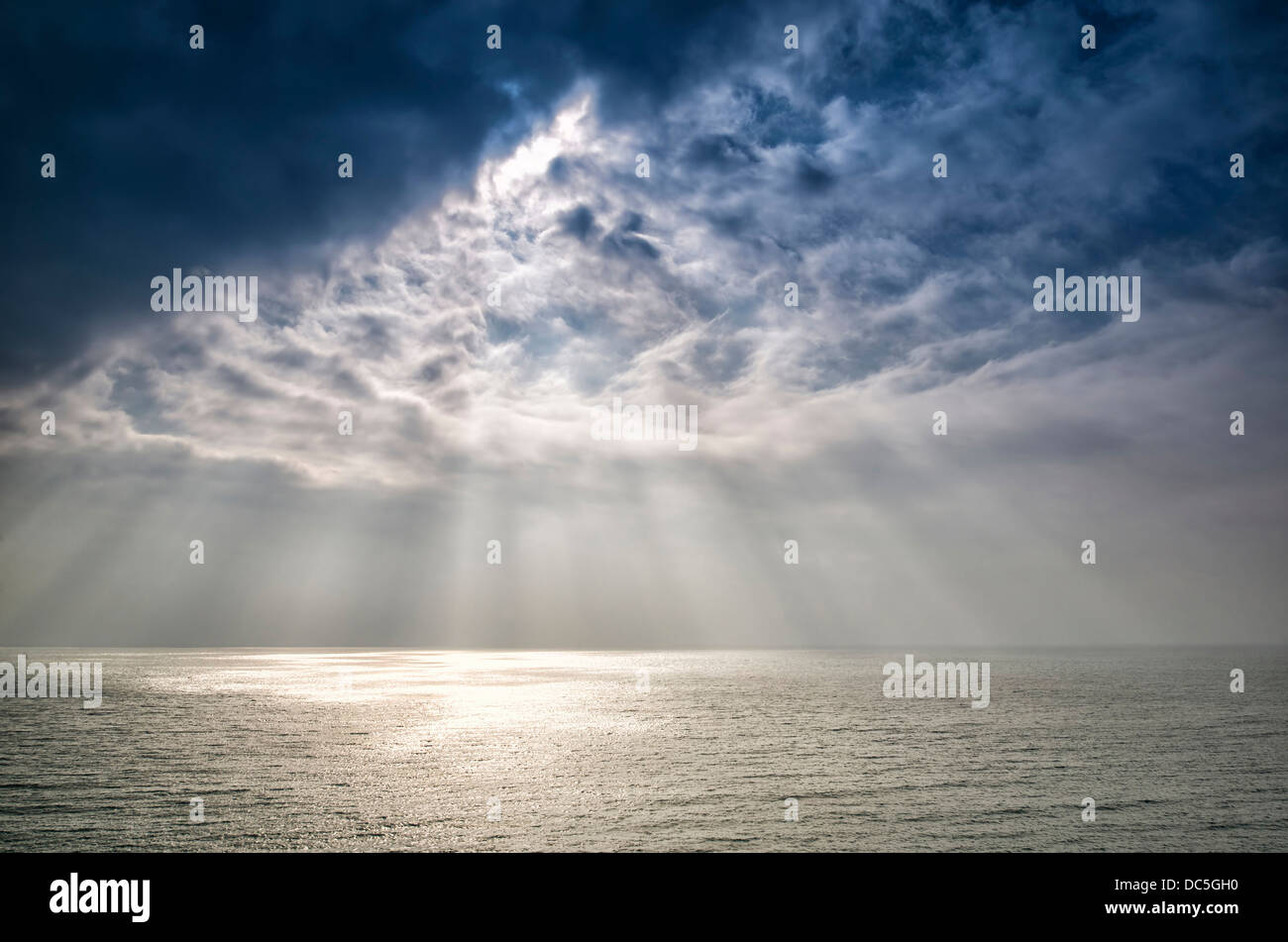 Schöne Sonnenstrahlen über Meer Stockfoto