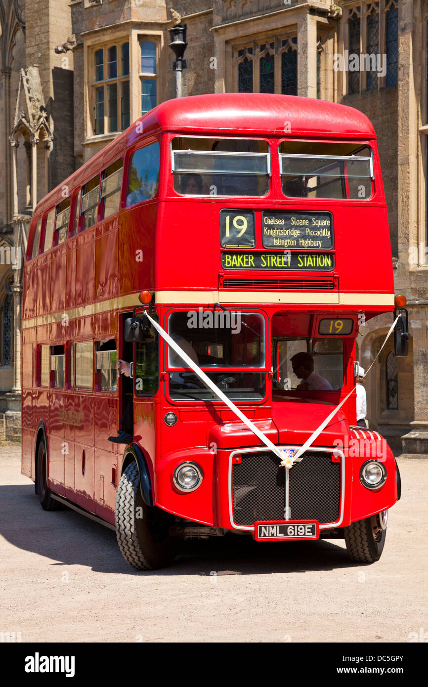 London Bus für eine Hochzeit - Red London Bus A routemaster vor Newstead Abbey Historic House Ravenshead Newstead Nottinghamshire England GB Europa Stockfoto