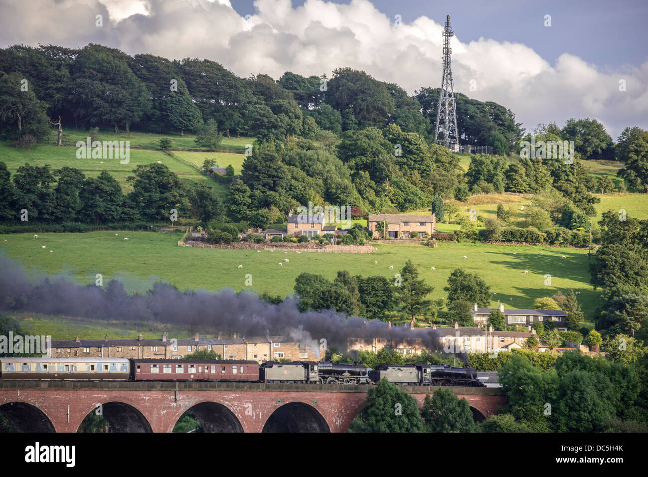 Ein double headed Rail Tour Zug genannt die Fellsman Kreuze das Viadukt den Whalley Arches genannt. Stockfoto