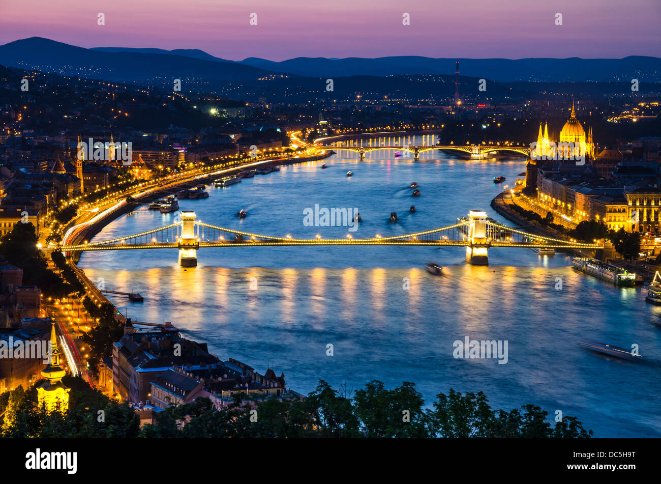 Nacht-Ansicht mit Széchenyi Kettenbrücke auf Donau, Budapest, mit Orszaghaz Ungarn Parlamentsgebäude. Stockfoto