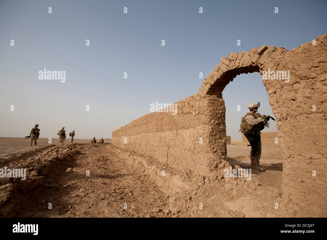 US-Marines während einer Patrouille Dorf 8. August 2013 in Charibaya, Provinz Helmand, Afghanistan. Stockfoto