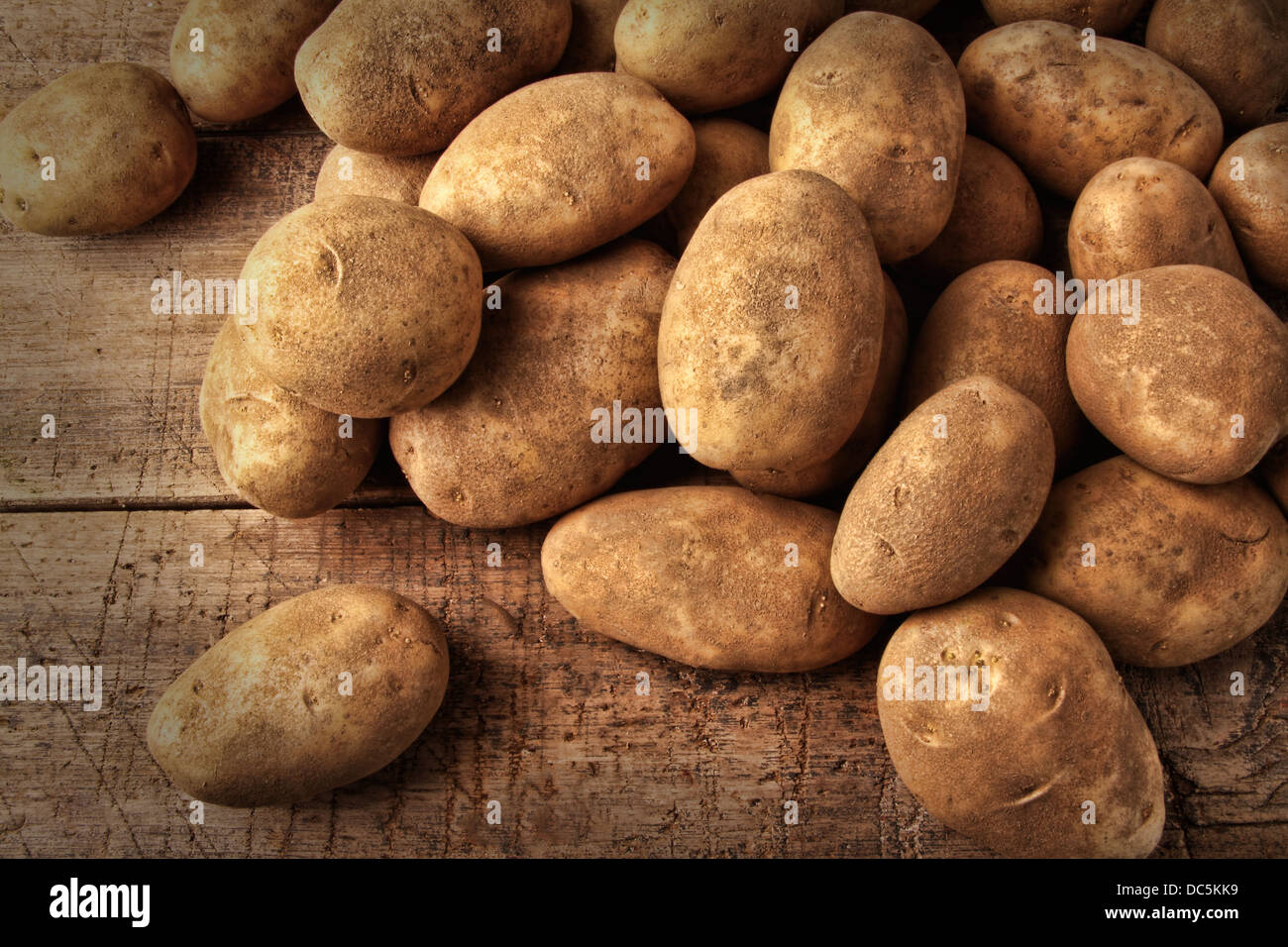Frische Kartoffeln auf hölzernen Hintergrund Stockfoto