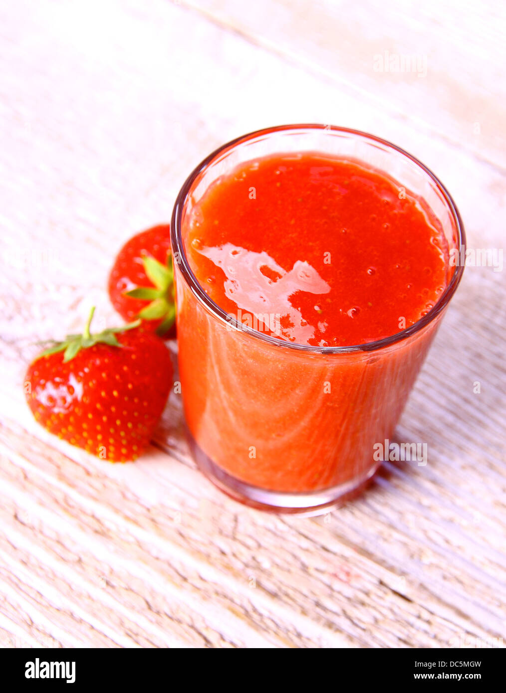 Erdbeer Smoothie aus Glas mit zwei Beeren, soft-Fokus Stockfoto