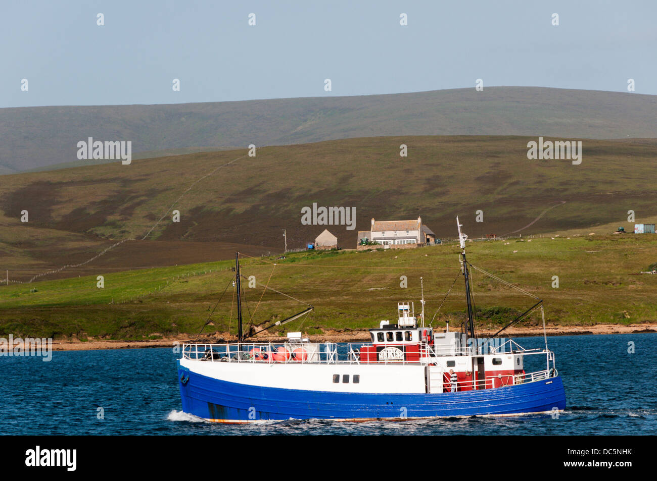 MV Sunrise das Tauchboot von Sunrise Charters in Gutter Sound am S-Eingang zu Scapa Flow. Insel Hoy im Hintergrund. Stockfoto