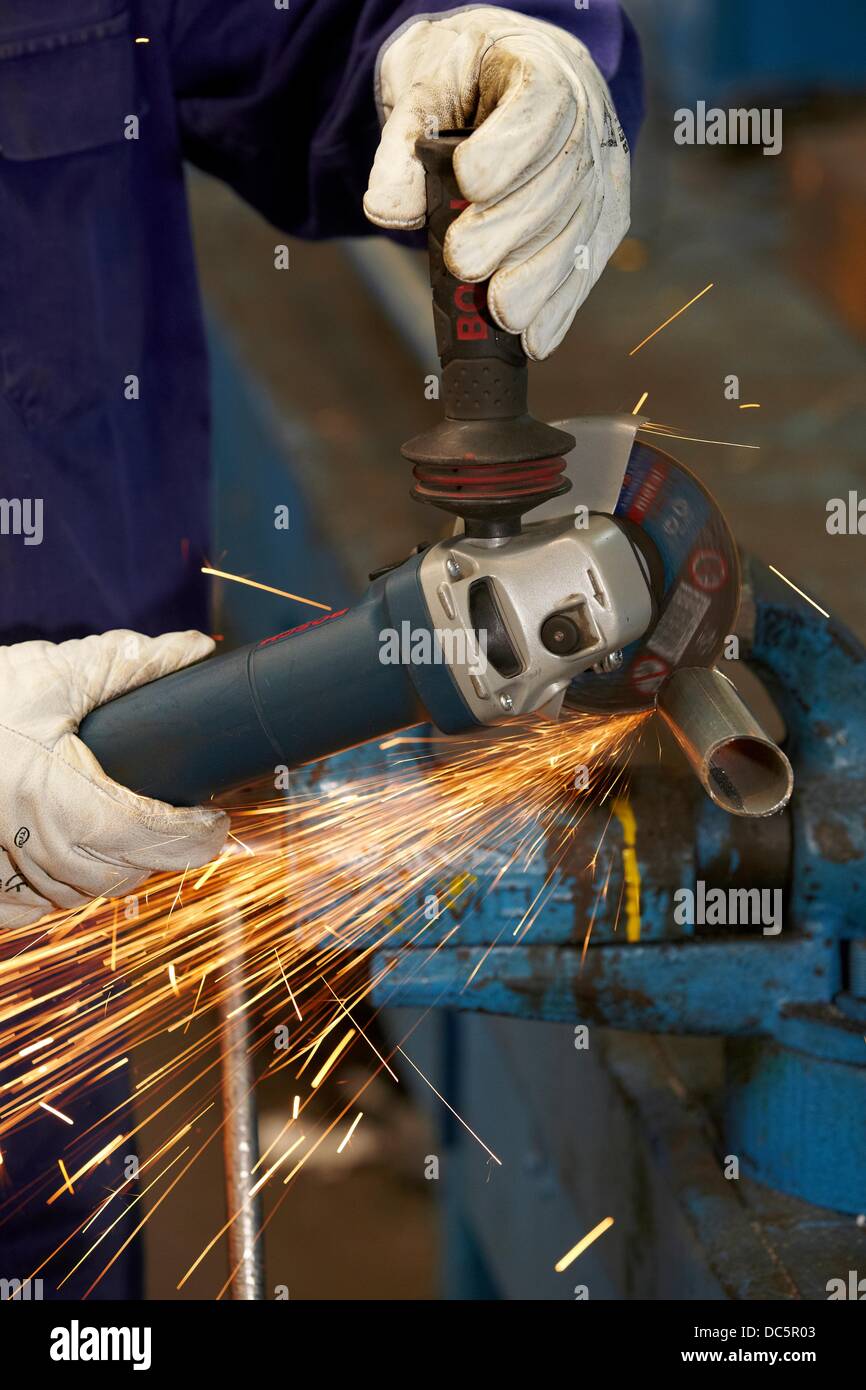 Schneiden Edelstahlrohr Schleifer Metallurgie Legazpi Gipuzkoa Baskenland Spanien Stockfotografie Alamy