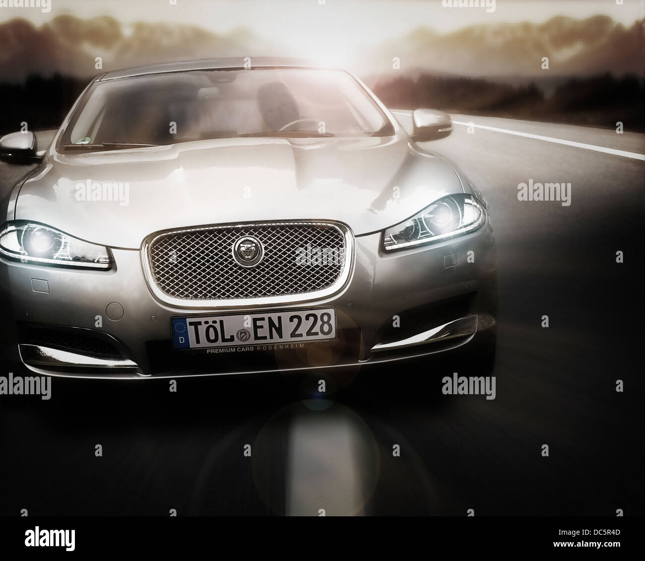 TRANSPORT: Strada del Sole (Jaguar XF 2013) Stockfoto