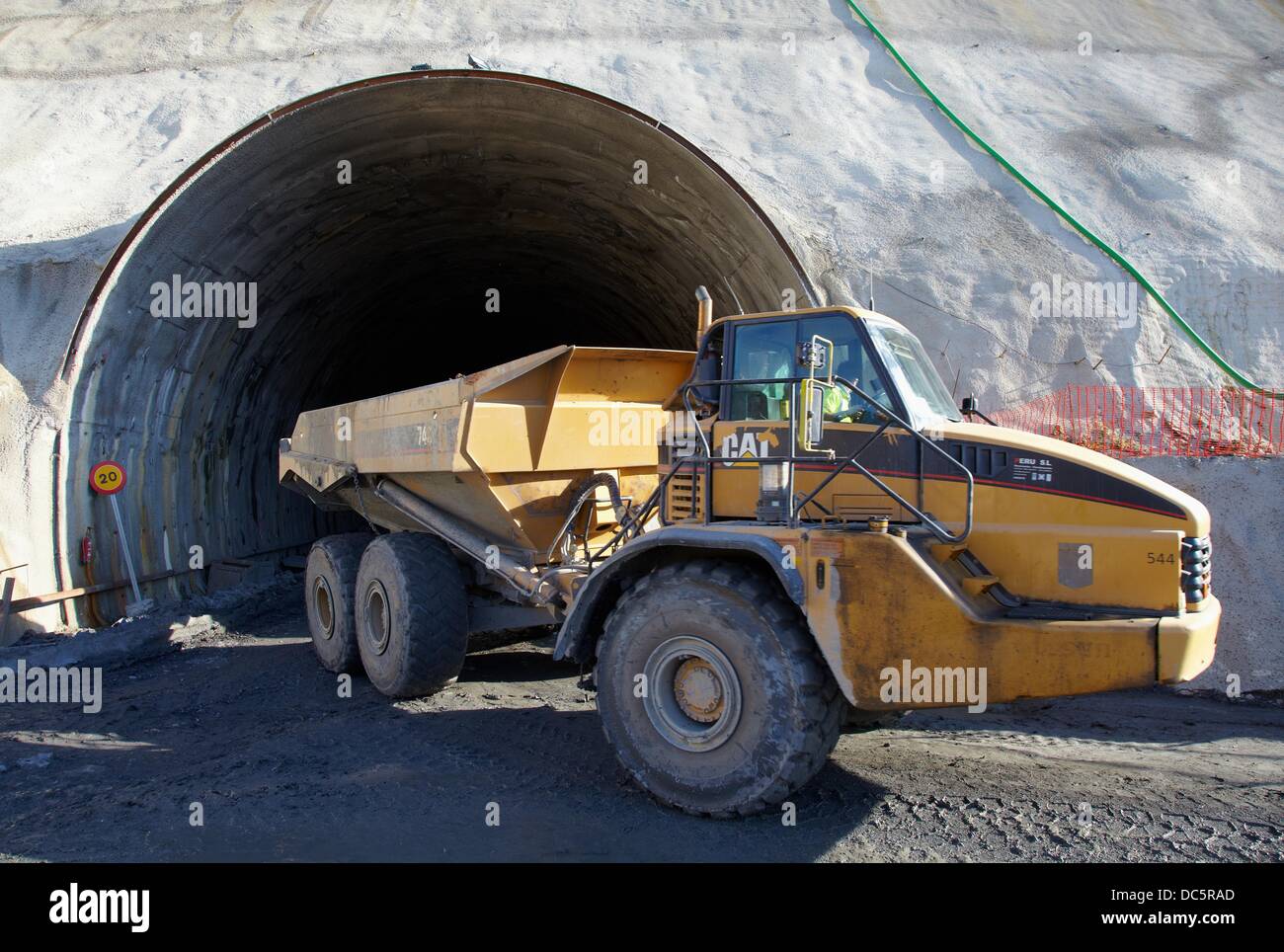 Sattelschlepper, Tunnelbau, arbeitet der neue Bahnsteig im Baskenland, High-Speed-Zug ´Basque Y´ Stockfoto