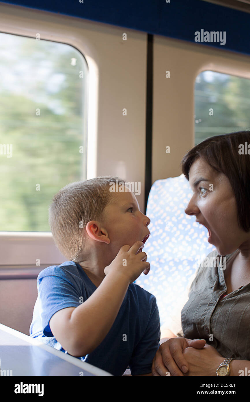 Familie auf Zug Stockfoto