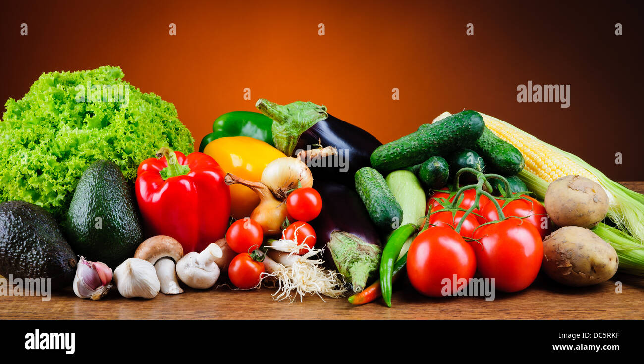 Stillleben mit Haufen von frischem Bio-Gemüse Stockfoto