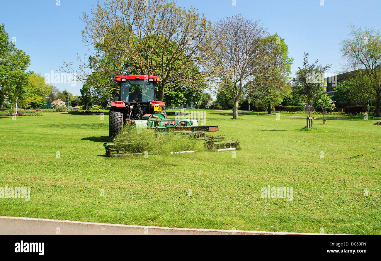 Traktor Rasenmähen in einem öffentlichen park Stockfoto