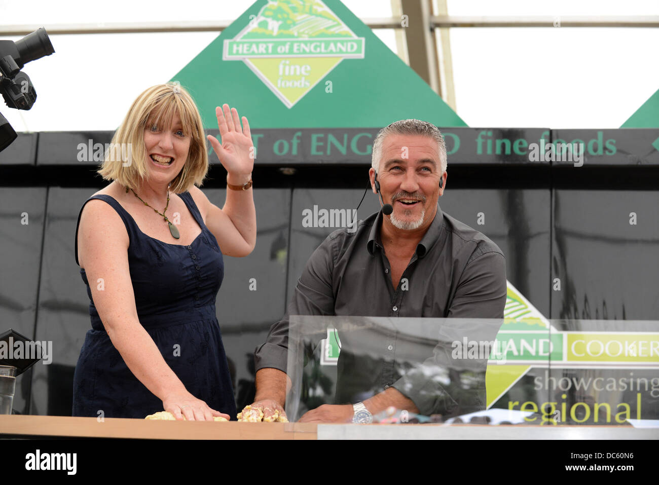 Shrewsbury Flower Show Uk 9. August 2013. TV-Promi-Bäcker Paul Hollywood bekommt Hilfe von einem Mitglied des Publikums und demonstriert seine Backen. Bildnachweis: David Bagnall/Alamy Live-Nachrichten Stockfoto