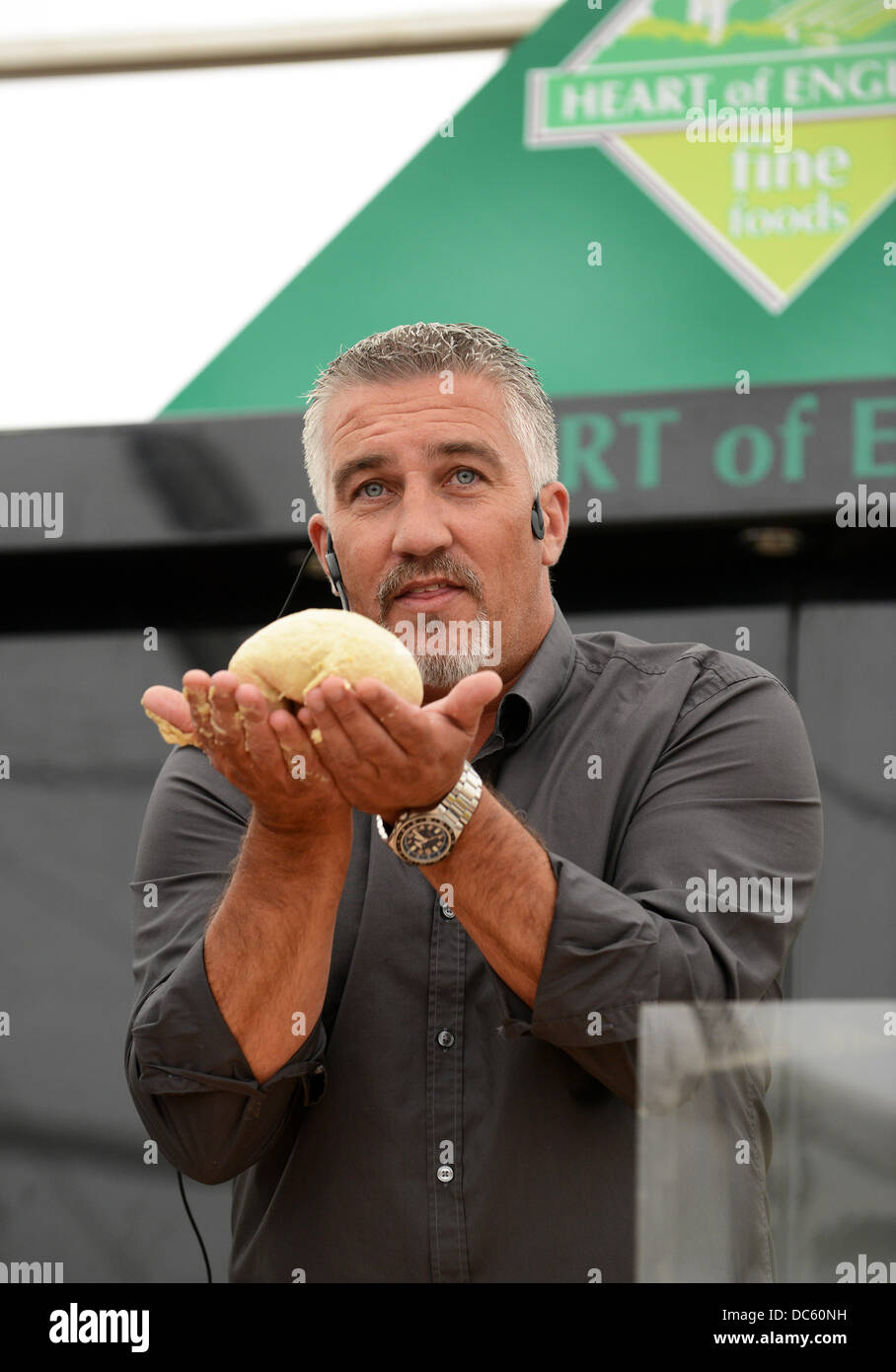 Shrewsbury Flower Show UK, 9.. August 2013. Der TV-Promi-Bäcker Paul Hollywood zeigt sein Backen. Kredit: David Bagnall Stockfoto