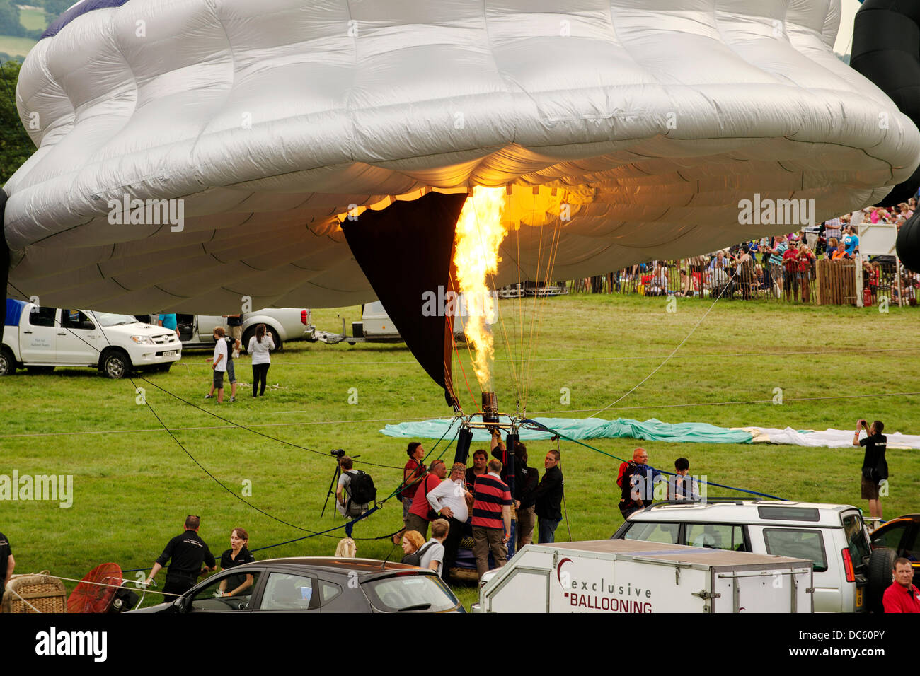 Bristol, UK. 8. August 2013. Scottish Football Association Challenge Cup Ballon aufgeblasen für Flug am ersten Tag des 35. Bristol Balloon Festival. Bildnachweis: David Hammant/Alamy Live-Nachrichten Stockfoto