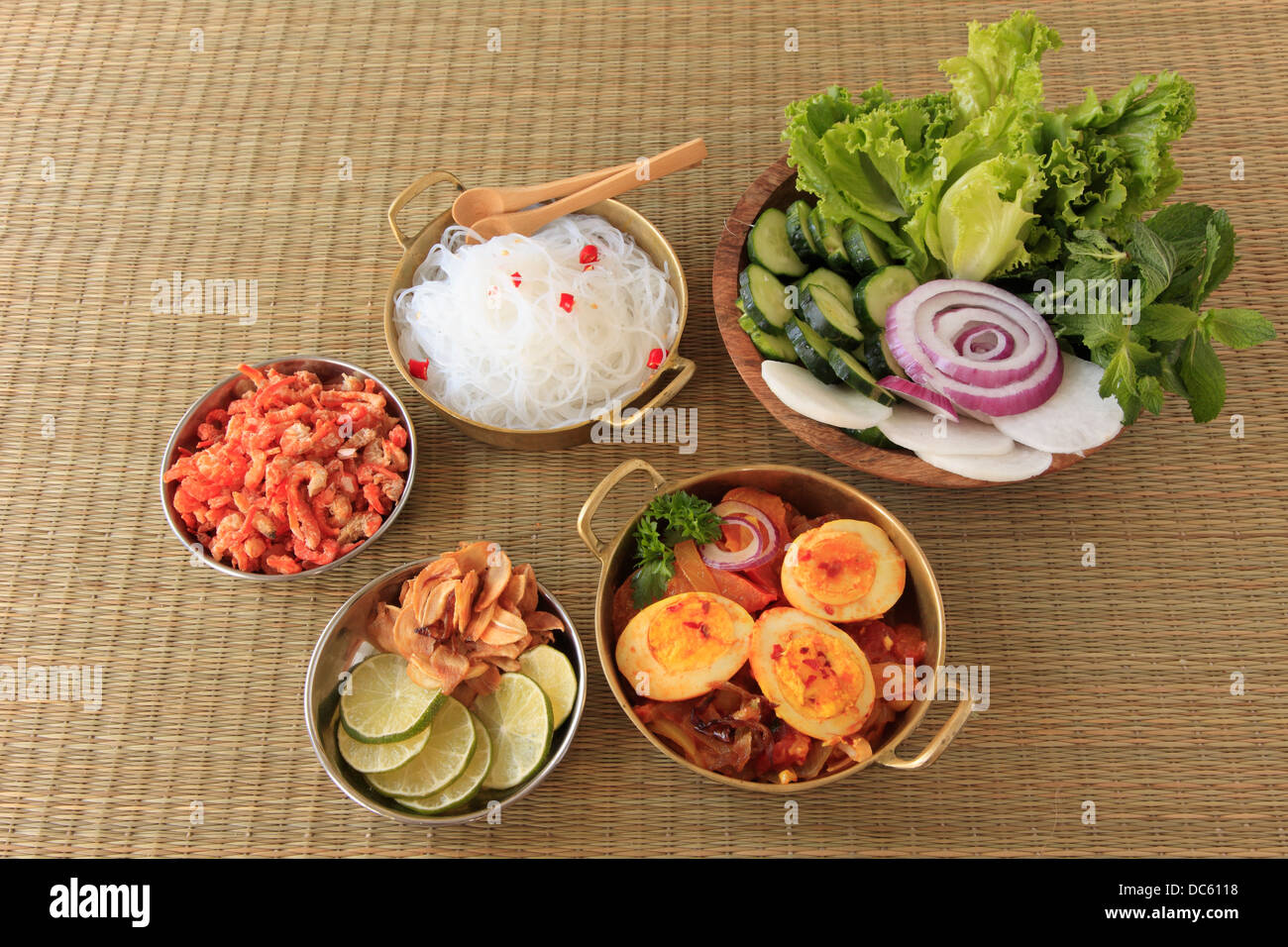 Burmesische Ei Curry, Reisnudeln, Salat, Beilagen, Stockfoto