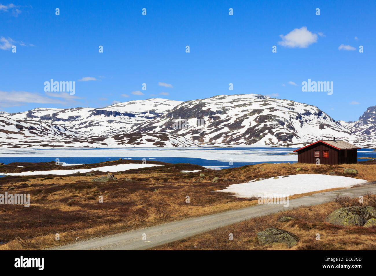 Ferienhaus vom See Kjelavatn mit Eis und Schnee im Hochmoor im Frühsommer. Hardanger, Telemark, Norwegen, Scandinavia Stockfoto