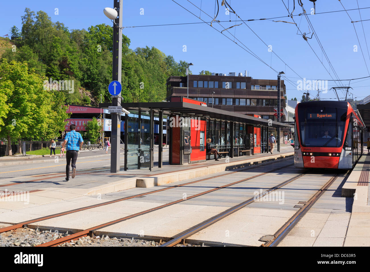 Neue Bergen Light Rail Tram im Bahnhof. Nestun, Bergen, Hordaland, Norwegen, Skandinavien Stockfoto