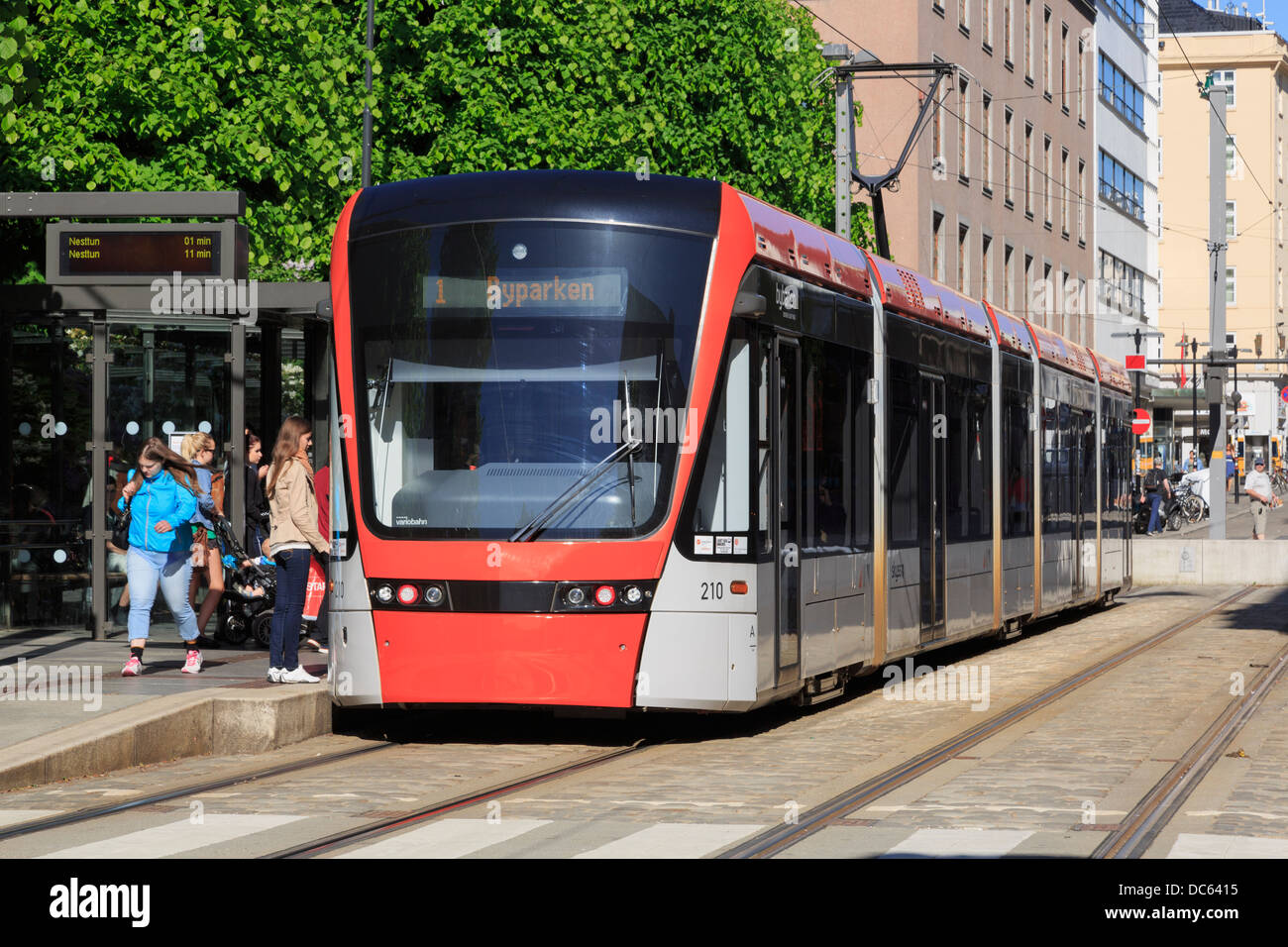 Neuer Bergen Stadtbahn Straßenbahn im Stadtzentrum Byparken entfernt. Bergen, Hordaland, Norwegen, Skandinavien Stockfoto