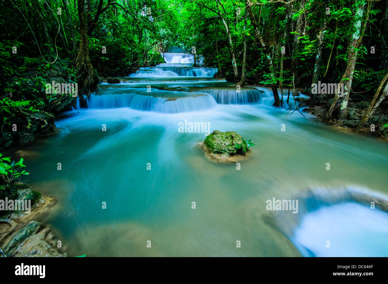 Huay Mae Khamin, Paradies-Wasserfall im tiefen Wald von Thailand gelegen. Huay Mae Khamin - Wasserfall ist so schön von Wasserfall Stockfoto