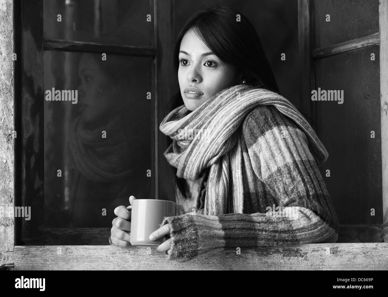Porträt einer schönen Frau mit einer Tasse Kaffee oder Tee Stockfoto
