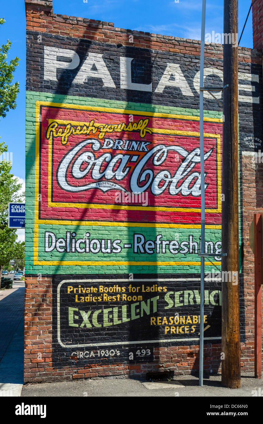 Wandbild Werbung für Coca Cola an der Wand einer Filiale in der historischen Innenstadt von Ellensburg, Washington, USA Stockfoto