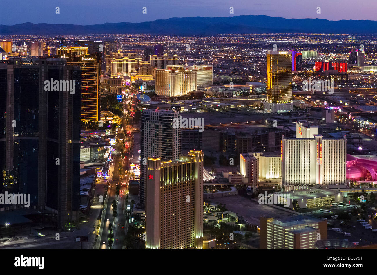 Ansicht des Las Vegas Boulevard (Strip) in der Nacht von der Spitze des Stratosphere Tower, Las Vegas, Nevada, USA Stockfoto