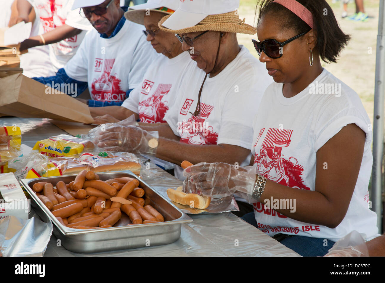 Erwachsene Probanden bereiten Mittagessen für mehr als 30.000 Kinder am jährlichen Metro Detroit-Jugendtag. Stockfoto