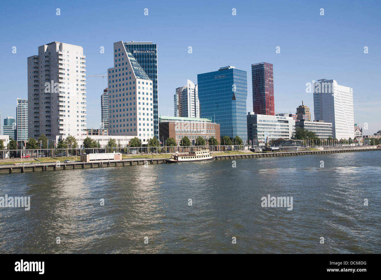 Hochhaus-Büro- und Wohnhäuser Boompjes Willemswerf Rotterdam Niederlande vom Fluss Maas Stockfoto