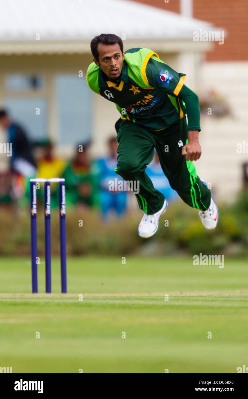 Market Harborough, Leicestershire, UK. Freitag, 9. August 2013. Pakistans Zia Ul-Haq Bowling. Aktion aus dem ODI Spiel zwischen u19 Pakistan und Bangladesch u19 im Rahmen des Turniers u19 ODI dreieckig in England gespielt. Bildnachweis: Graham Wilson/Alamy Live-Nachrichten Stockfoto