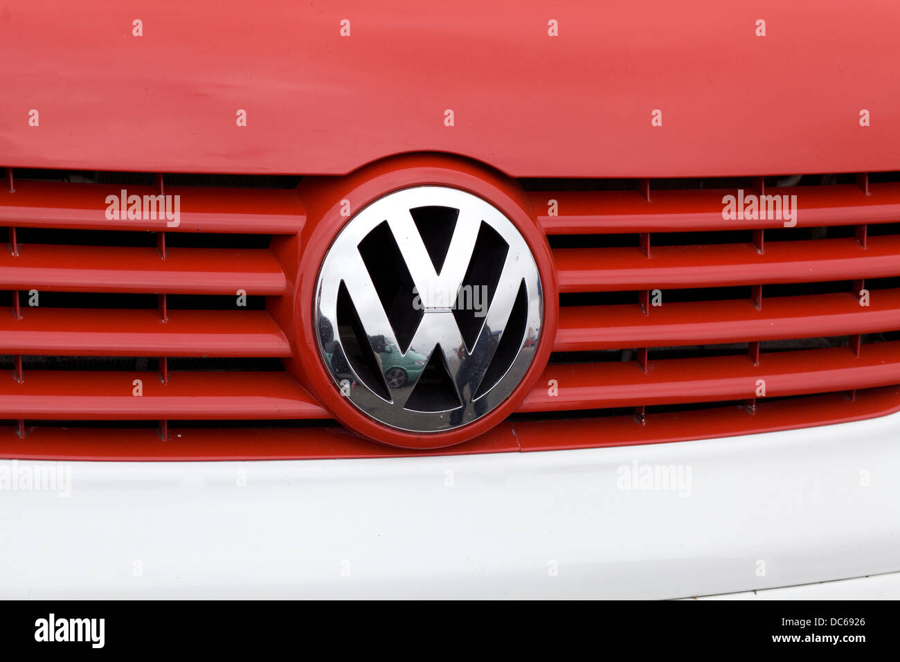 Abzeichen-Logo auf einem Volkswagen Transporter Van Stockfoto
