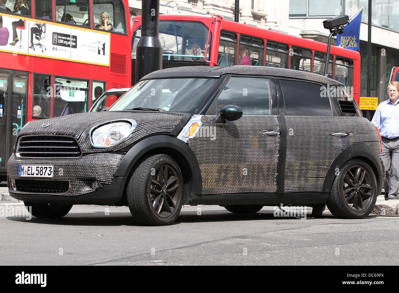 London, UK, 9. August 2013. Eine ungewöhnliche Mini-Auto im Zentrum von London zu Werbezwecken verwendet wird. Stockfoto