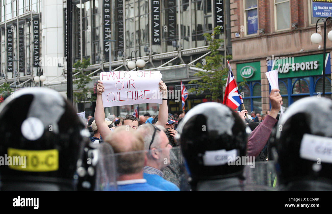 Belfast, UK. 9. August 2013.   Anti-Internierung Parade ist umgeleitet durch Loyalist protestieren Bilder von Kevin Scott / Scott Medien Belfast/Alamy Live News Stockfoto