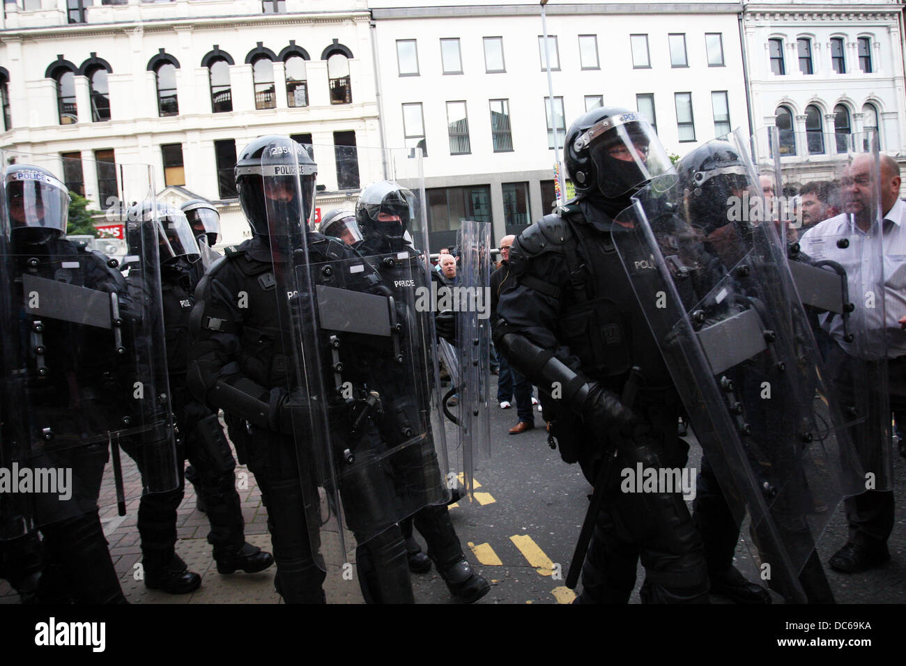 Belfast, UK. 9. August 2013.   Anti-Internierung Parade ist umgeleitet durch Loyalist protestieren Bilder von Kevin Scott / Scott Medien Belfast/Alamy Live News Stockfoto