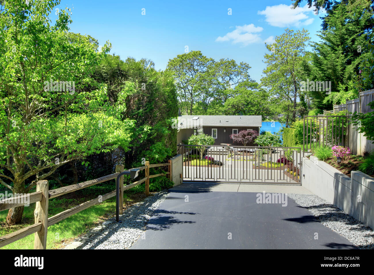 Schönes Haus mit private Tore, Auffahrt und Garten. Stockfoto