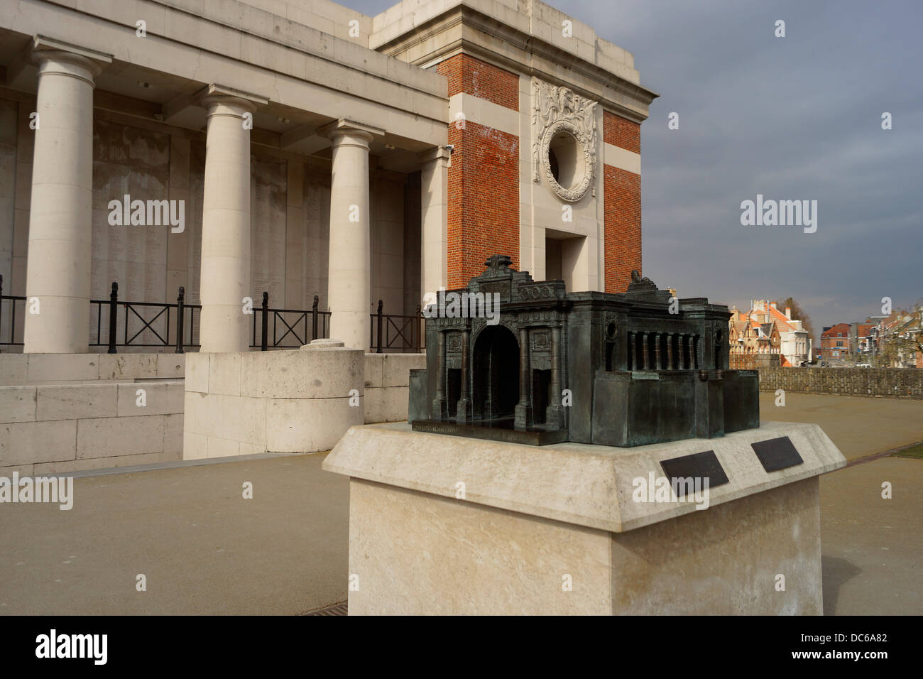 Blick auf das Menentor, Ieper / Ypern in Belgien.  Auch zeigend ein Modell der Struktur. Stockfoto