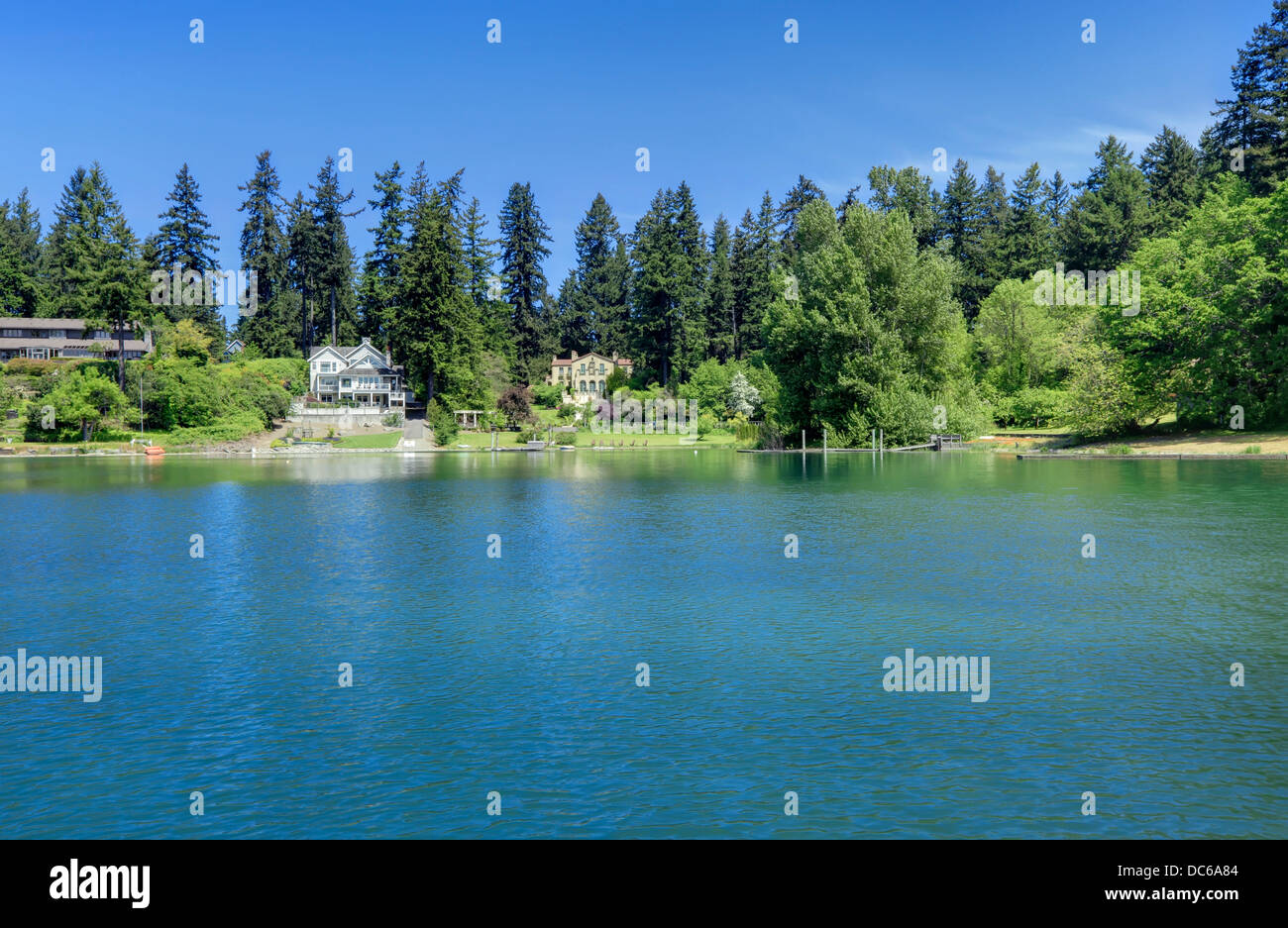 See-Ufer mit Häusern. Raue See in Lakewood, WA. Stockfoto