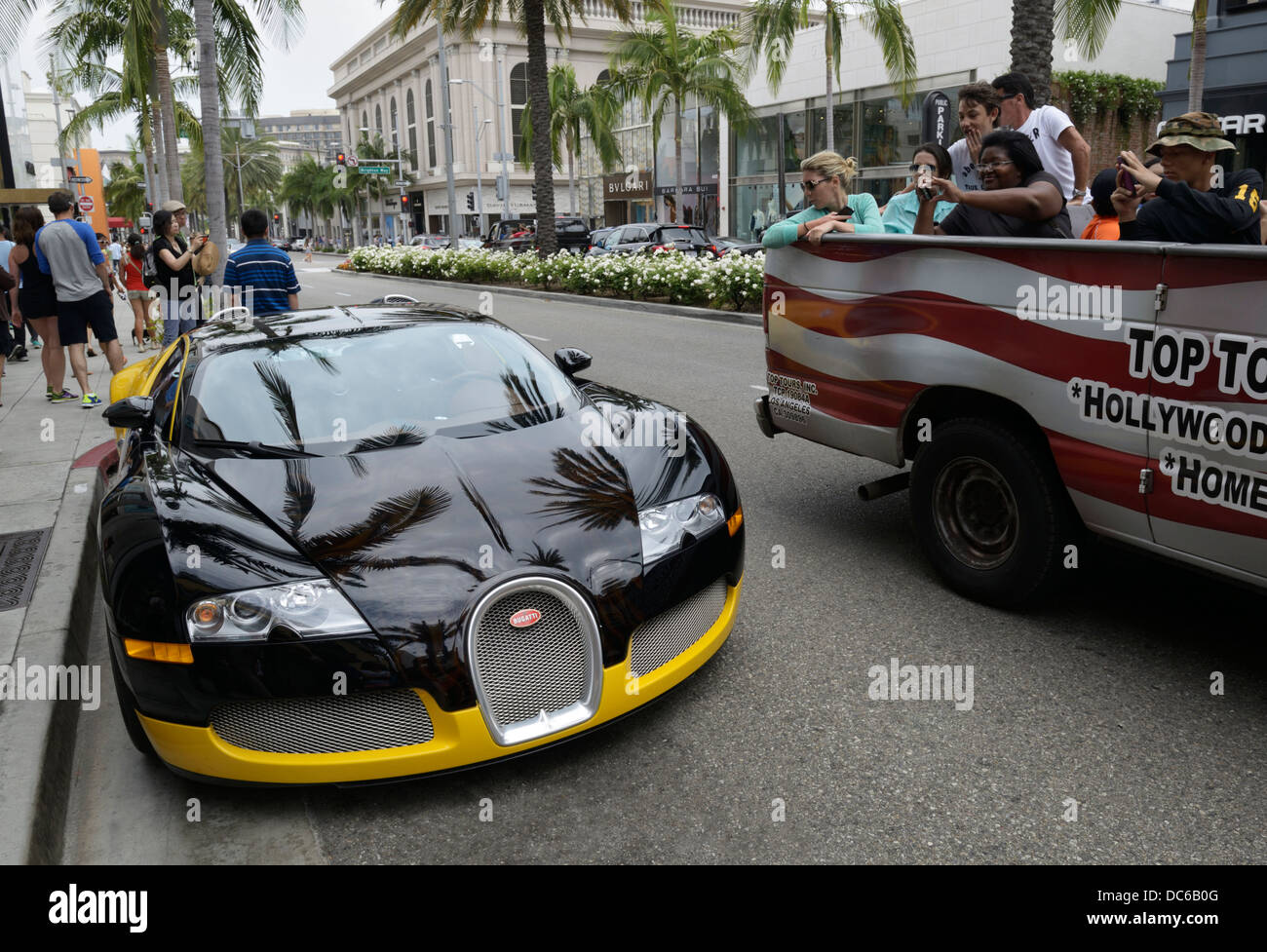 Bugatti (im Besitz von Modedesignerin Bijan) geparkt auf dem Rodeo Drive mit Reisegruppe vollgemüllt, Beverly Hills, Kalifornien Stockfoto