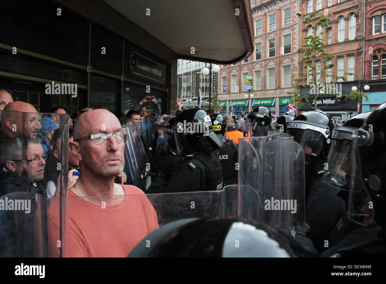 Belfast, UK. 9. August 2013.   Anti-Internierung Parade ist umgeleitet durch Loyalist protestieren Bilder von Kevin Scott / Scott Medien Belfast/Alamy Live News Stockfoto