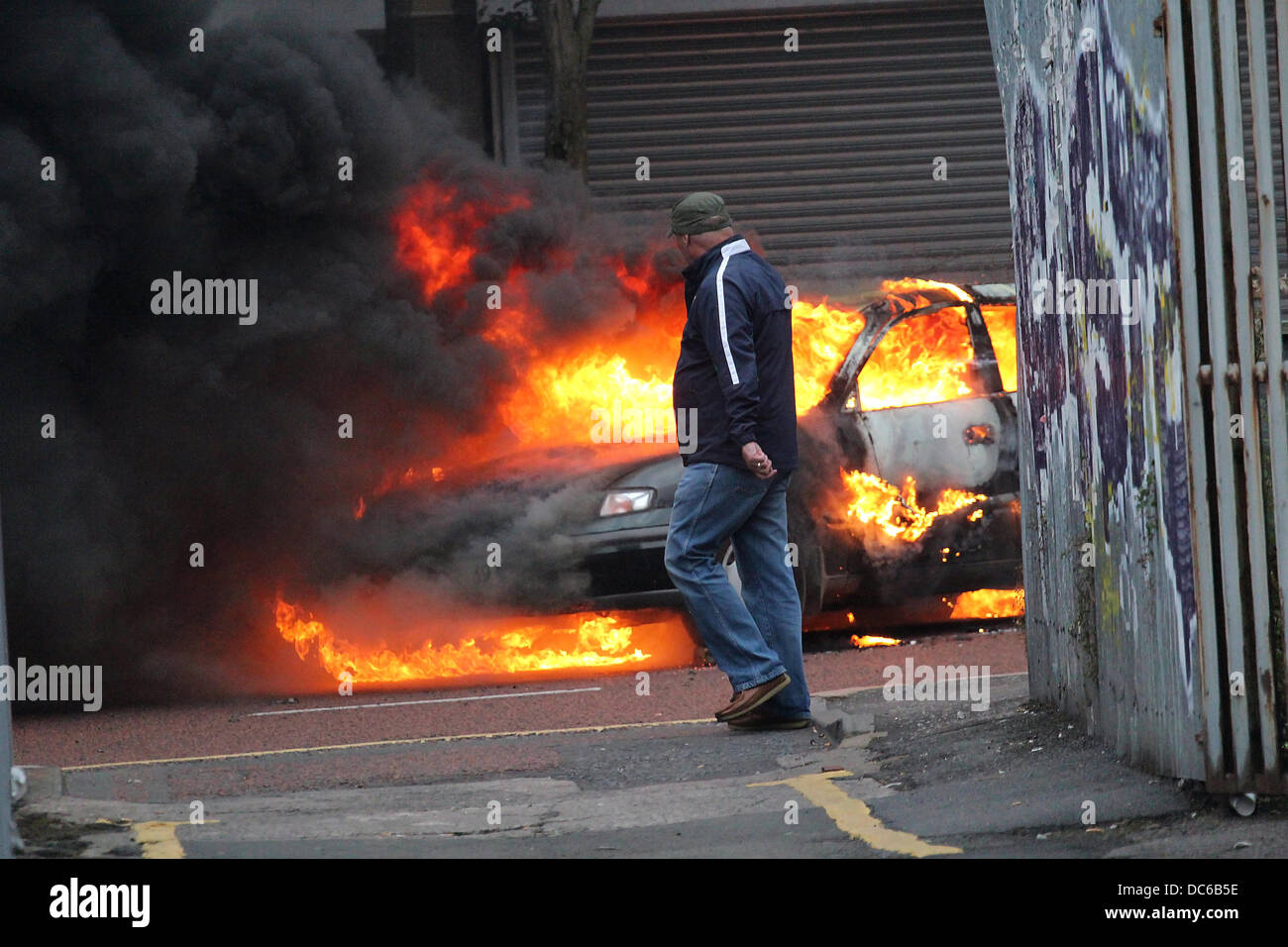 Belfast, UK. 9. August 2013.   Anti-Internierung Parade ist umgeleitet durch Loyalist protestieren Bilder von Kevin Scott / Scott Medien Belfast/Alamy Live News Stockfoto