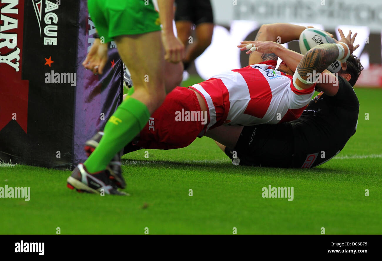 09.08.2013 Wigan, England. Harrison Hansen von Wigan Warriors ist über die Linie versuchen während des Rugby Super League-Spiels zwischen Wigan Warriors und Huddersfield Riesen aus der DW-Stadion statt. Stockfoto