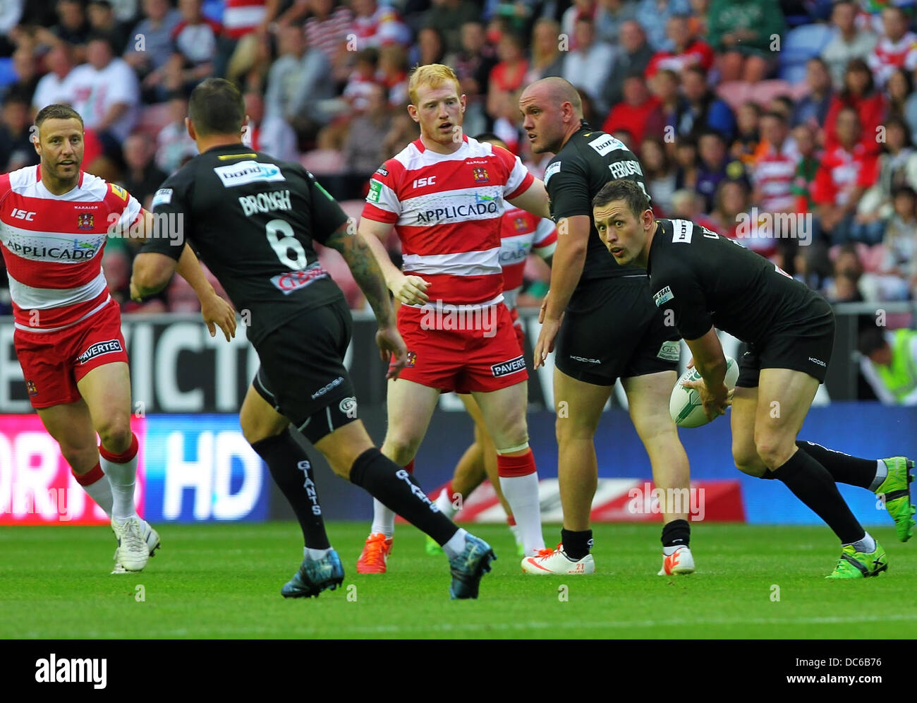 09.08.2013 Wigan, England. Shaun Lunt Huddersfield Riesen in Aktion während des Rugby Super League-Spiels zwischen Wigan Warriors und Huddersfield Riesen aus der DW-Stadion. Stockfoto