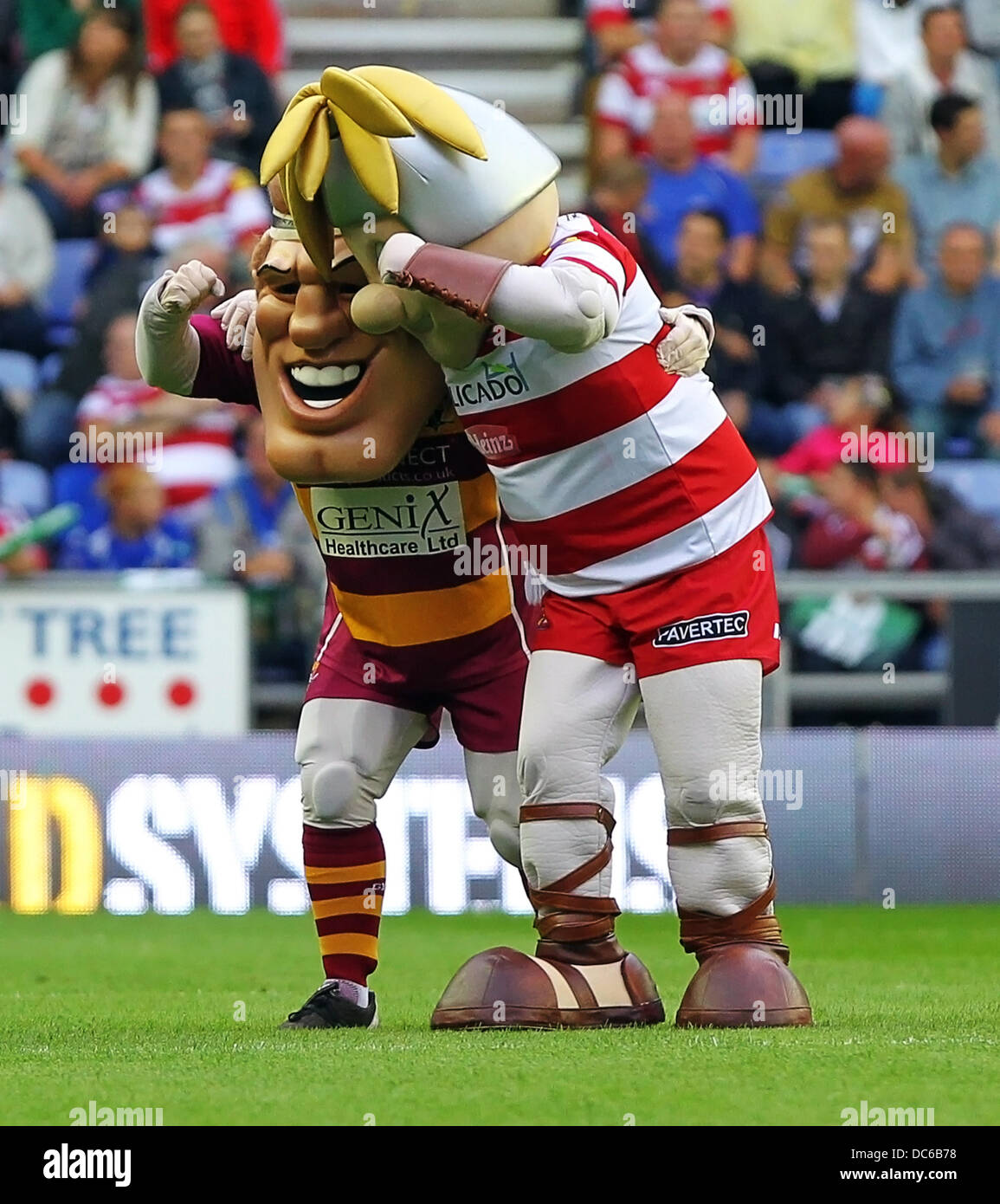 09.08.2013 Wigan, England. Die Maskottchen posieren für die Kameras während des Rugby Super League-Spiels zwischen Wigan Warriors und Huddersfield Riesen aus der DW-Stadion. Stockfoto